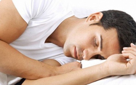 Lý do khiến cậu nhỏ “chào cờ” buổi sáng